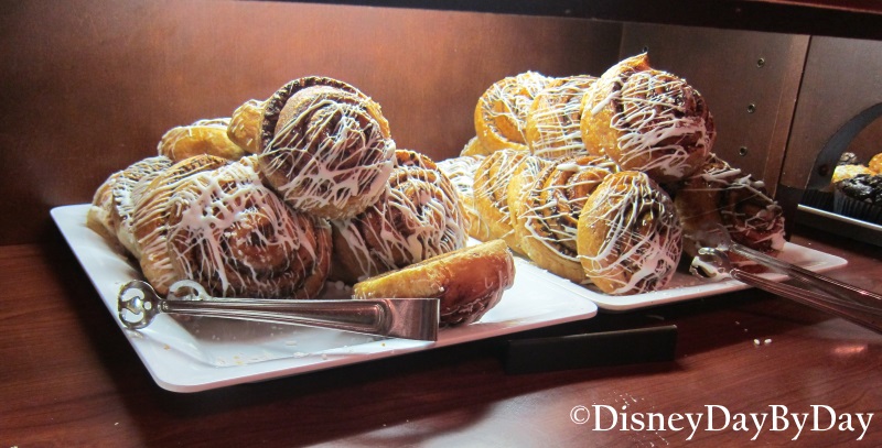 cinnamon bun - starring roll cafe - DisneyDayByDay